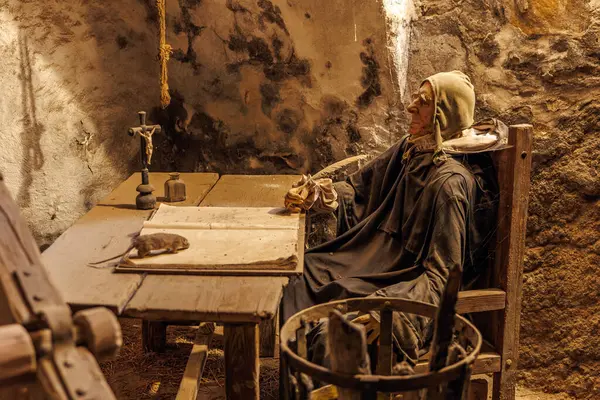 Balmumu keşiş figürünün taşra odasında yazdığı ortaçağ sahnesi. 18 Mart 2025, Madalyon, Çek Cumhuriyeti.