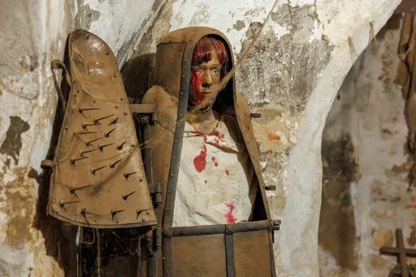 Çivili ve kanlı kadın mankenli korkunç demir bakire işkence aleti. 18 Mart 2025, Madalyon, Çek Cumhuriyeti.