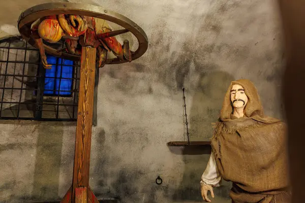 Ortaçağ işkence sahnesi. Zindan düzeneğinde kapüşonlu bir figür. 18 Mart 2025, Madalyon, Çek Cumhuriyeti.