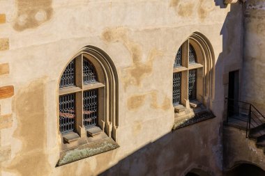 Güneşli avluda tarihi gotik kavisli pencereler..