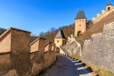 Güneşli bir günde yolu ve taş duvarları olan tarihi bir Czech kalesi..