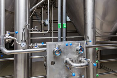 Bira fabrikası ekipmanlarında endüstriyel paslanmaz çelik borular ve vanalar.