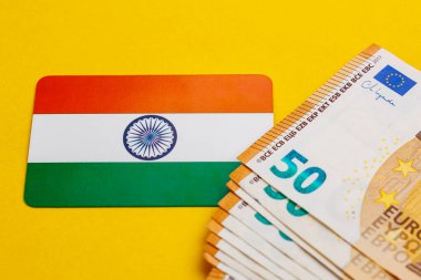 Hindistan bayrak kartı ve avro banknotları ekonomik değişimi sembolize ediyor.