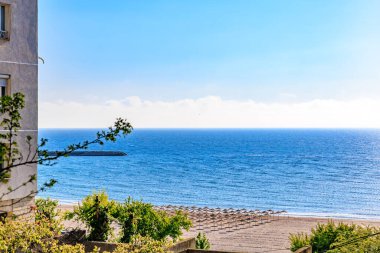 Şemsiyeli, berrak mavi gökyüzü.