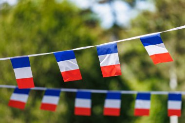 Açık havada mavi beyaz çizgili Fransız bayrakları.