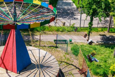 Renkli gölgelikli güneşli parkta klasik bir karnaval gezisi..