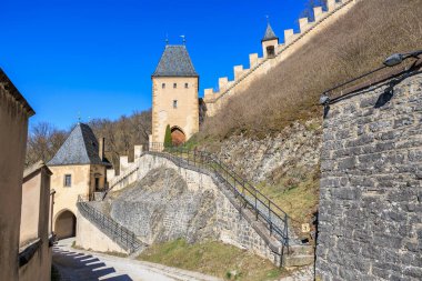Czech cumhuriyetindeki tarihi Karlstejn kalesi: Ortaçağ mimarisi ve manzaralı manzara.