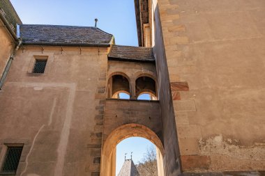 Güneşli ortaçağ binasında kemerli tarihi taş mimarisi.