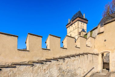 Czech cumhuriyetindeki tarihi Karlstejn kalesi açık mavi gökyüzüne karşı.
