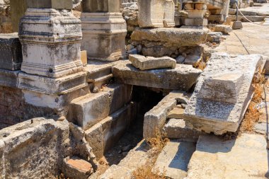 Ephesus antik şehrinin kalıntıları. İnsanlığın Antik Yunan ve Antik Roma 'dan kalma kültürel mirası. Seçici odaklı arkaplan
