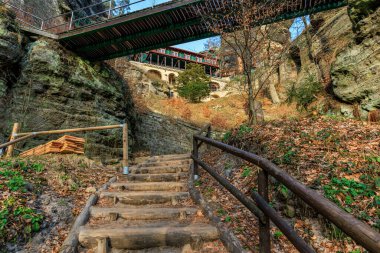 Köprü altındaki eski taş yapıya giden tarihi dağ yolu.