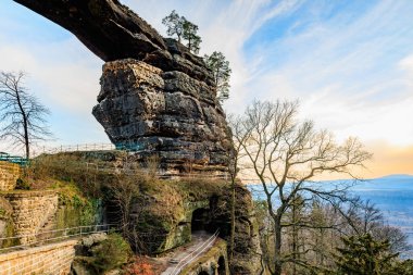 Gün batımında kemerli ve manzaralı görkemli kaya oluşumu.