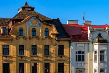Süslü ayrıntılı ve parlak renklere sahip tarihi Avrupa mimari cephesi.
