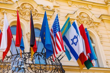 Avrupa mimarisiyle tarihi yapıya uluslararası bayraklar sergilendi.