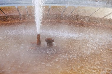 Kırsal çeşme, sisli çevreye su sıçratıyor, doğal gayzer..