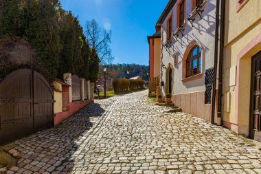 Parlak mavi gökyüzü ile antika bir köyde kaldırım taşı caddesi.