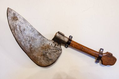 Beyaz arka planda ahşap saplı klasik bir et satırı..