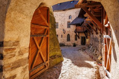 Tarihi kaledeki kaldırım taşı avlusuna giden ortaçağ kalesi kemer yolu..