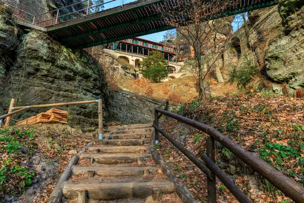 Köprü altındaki eski taş yapıya giden tarihi dağ yolu.