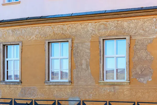 Süslü fresk tasarımı ve klasik mimari tarzında pencereleri olan tarihi bina.