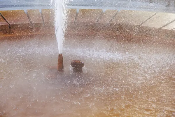 Kırsal çeşme, sisli çevreye su sıçratıyor, doğal gayzer..