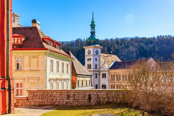 Güneşli bir günde saat kulesi olan tarihi Avrupa köyü.