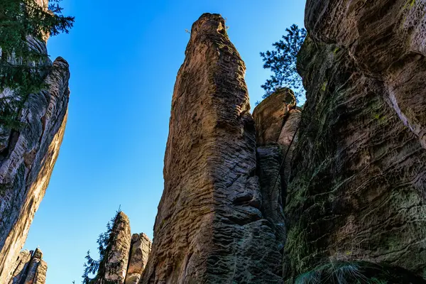 Görkemli kumtaşı oluşumları Ormanda açık mavi gökyüzünün altında.