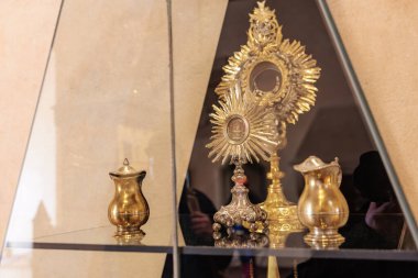 Cam kutuda sergilenen süslü altın ayinsel eserler. 19 Mart 2025, Karlstejn, Çek Cumhuriyeti.