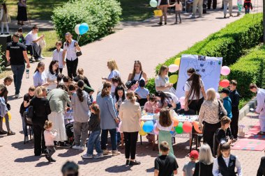 Çeşitli grupların faaliyet ve tartışmalara katıldığı açık hava topluluğu etkinliği. 22 Mayıs 2025 Balti Moldova.