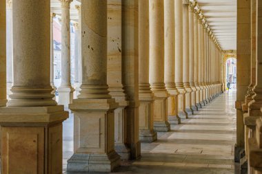 Tarihi atari yolundaki zarif mimari sütunlar. 19 Mart 2025, Karlovy Vary, Çek Cumhuriyeti.