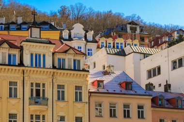 Mavi gökyüzü ve tepeleriyle Avrupa 'nın renkli tarihi mimarisi. 19 Mart 2025, Karlovy Vary, Çek Cumhuriyeti.