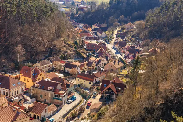 Tepelerin arasına kurulmuş Avrupa köyünün büyüleyici hava manzarası. 19 Mart 2025, Karlstejn, Çek Cumhuriyeti.