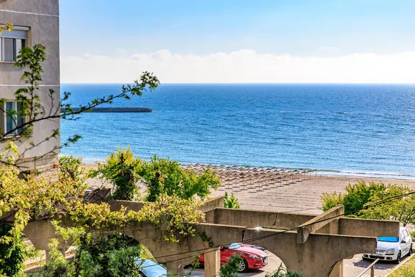 Açık gökyüzünün altında mavi okyanusları ve kumlu kıyıları olan güneşli sahil kıyıları. 4 Mayıs 2025 Romanya.