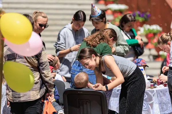 Çeşitli çocuk ve yetişkinlerle açık hava resim etkinliği. 22 Mayıs 2025 Balti Moldova.