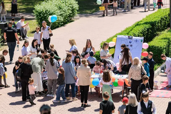 Çeşitli grupların faaliyet ve tartışmalara katıldığı açık hava topluluğu etkinliği. 22 Mayıs 2025 Balti Moldova.