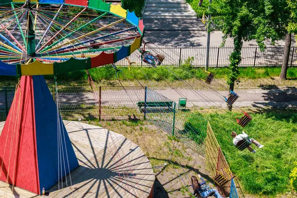 Terk edilmiş bir lunaparkta renkli boş bir salıncak. 22 Mayıs 2025 Balti Moldova.