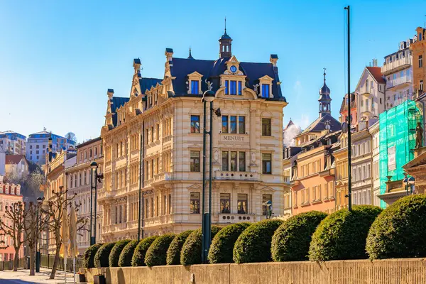 Karlovy 'deki tarihsel mimari çeşitlilik: güneşli bir günde zarif cepheler. 19 Mart 2025, Karlovy Vary, Çek Cumhuriyeti.