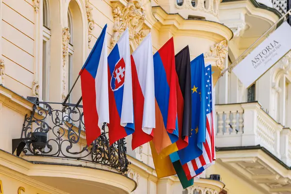 Avrupa 'nın balkonunda uluslararası bayraklar sergilendi. 19 Mart 2025, Karlovy Vary, Çek Cumhuriyeti.