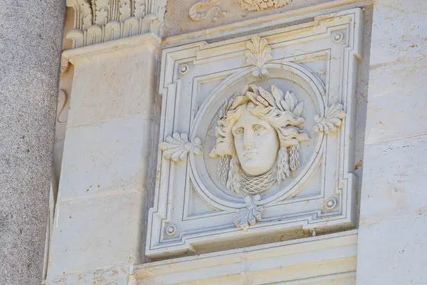 Tarihi mimarideki mitolojik yüzün klasik taş rahatlaması. 19 Mart 2025, Karlovy Vary, Çek Cumhuriyeti.