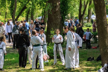 Bir parkta dövüş sanatları eğitimi alan genç kadınlar. 22 Mayıs 2025 Balti Moldova.