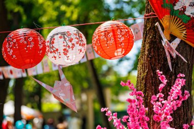Canlı Japon fenerleri ve açık hava festivali ortamında origami vinç. 22 Mayıs 2025 Balti Moldova.