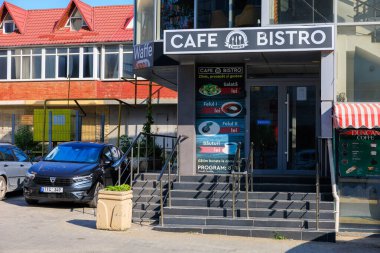Açık hava tabelası ve menüsü olan modern bir kafe ve bar girişi. 5 Haziran 2025 Balti Moldova.