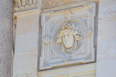 Mimari cephede Yunan mitolojik taş rahatlaması. 19 Mart 2025, Karlovy Vary, Çek Cumhuriyeti.