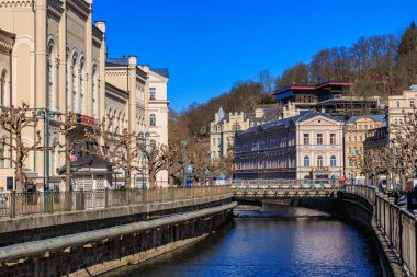 Karlovy 'nin resimli şehir manzarası tarihi mimari ve nehir ile çeşitlilik gösterir. 19 Mart 2025, Karlovy Vary, Çek Cumhuriyeti.