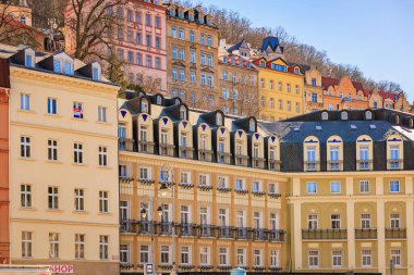 Karlovy 'deki renkli tarihi binalar çeşitli, Çech Cumhuriyeti mimari çekiciliğin altını çiziyor. 19 Mart 2025, Karlovy Vary, Çek Cumhuriyeti.