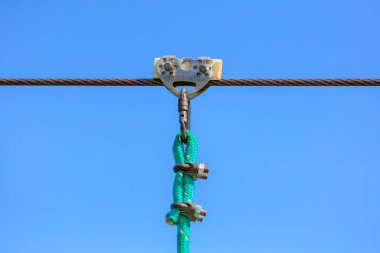Kablolu yayında parlak mavi gökyüzü arkaplanlı halatla kayma. 7 Haziran 2025 Hincesti Moldova.