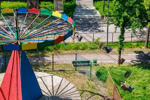 Yeşillik park ortamındaki renkli atlı karınca manzarası. 22 Mayıs 2025 Balti Moldova.