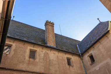 Baca ve açık mavi gökyüzü ile tarihi Avrupa çatısı mimarisi.