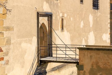 Ortaçağ asma köprüsü girişi. Taş duvarda zincir ve demir ızgara var..
