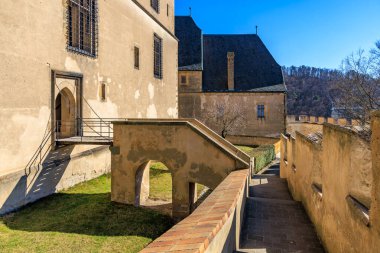 Taş duvarları ve mavi gökyüzü ile Orta Çağ Şato avlusu Karlstejn, Czech Cumhuriyeti.